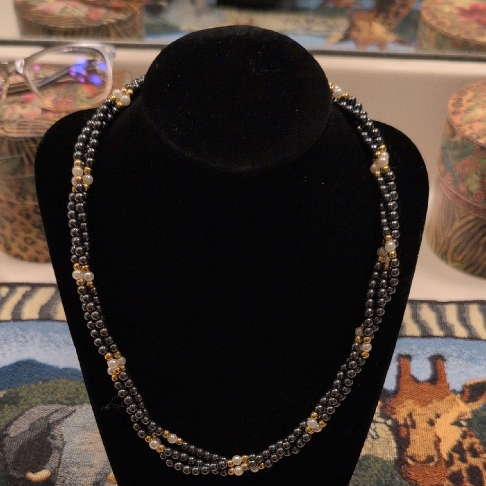 Source Unknown Elegant Black and Gold Necklace